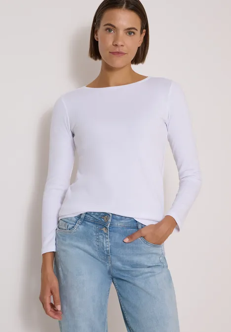 Langarm Shirt mit U-Boot-Ausschnitt White Frau in weißem Langarmshirt und blauen Jeans.