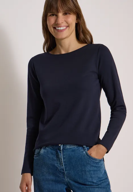 Langarm Shirt mit U-Boot-Ausschnitt urban dark blue Lächelnde Frau in dunkelblauem Langarmshirt und Jeans