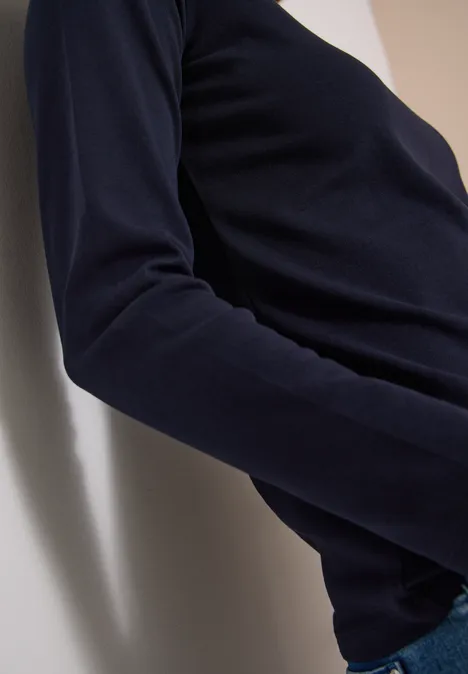 Langarm Shirt mit U-Boot-Ausschnitt urban dark blue Person lehnt an weißer Wand, trägt dunkelblauen Pullover und Jeans
