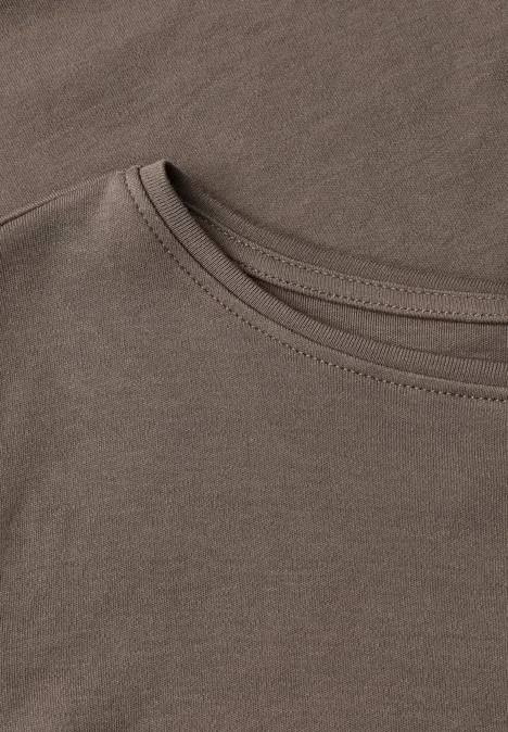 Langarm Shirt mit U-Boot-Ausschnitt urban taupe Nahaufnahme gestapelter, beigebrauner Baumwoll-T-Shirts mit sichtbaren Nähten am Rundhalsausschnitt.