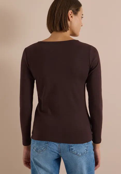 Langarm Shirt mit U-Boot-Ausschnitt truffle brown Frau von hinten mit kurzen Haaren, dunkelbraunem Langarmshirt und blauer Jeans vor beigem Hintergrund.