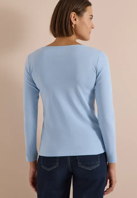 Langarm Shirt mit U-Boot-Ausschnitt cosmopolitan blue Frau von hinten in einem hellblauen Langarmshirt und blauen Jeans.