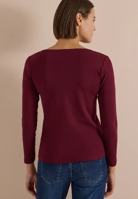 Langarm Shirt mit U-Boot-Ausschnitt red wine Rückansicht einer Frau in burgunderrotem Langarmshirt und Jeans