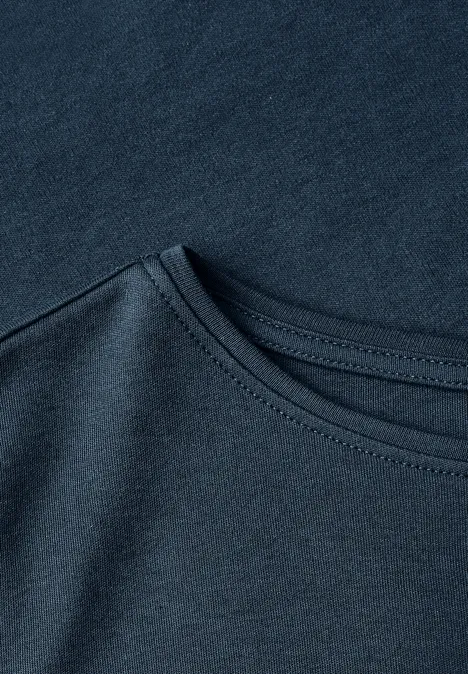 Langarm Shirt mit U-Boot-Ausschnitt moonlight blue Nahaufnahme eines dunkelblauen Baumwoll-T-Shirts, das den Rundhalsausschnitt und die feine Struktur des Stoffes zeigt.