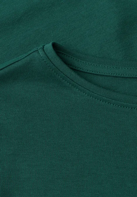 Langarm Shirt mit U-Boot-Ausschnitt dark fir green Nahaufnahme eines dunkelgrünen T-Shirt-Ausschnitts aus Baumwollstoff.