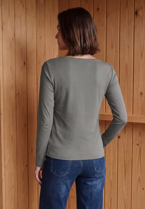 Langarm Shirt mit U-Boot-Ausschnitt storm grey Frau von hinten in grauem Langarmshirt und Jeans vor Holzwand.