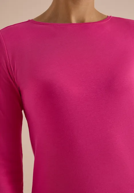 Langarm Shirt mit U-Boot-Ausschnitt pink flash Nahaufnahme eines torsos in einem pinken, eng anliegenden Oberteil.