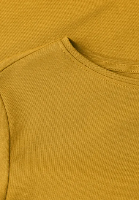 Langarm Shirt mit U-Boot-Ausschnitt golden honey Nahaufnahme eines senfgelben T-Shirts mit Rundhalsausschnitt