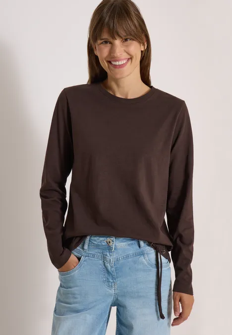 Langarm Shirt mit Rundhals und Tunnelzug truffle brown Eine lächelnde Frau trägt ein braunes Langarmshirt mit seitlicher Schleife und hellblaue Jeans.
