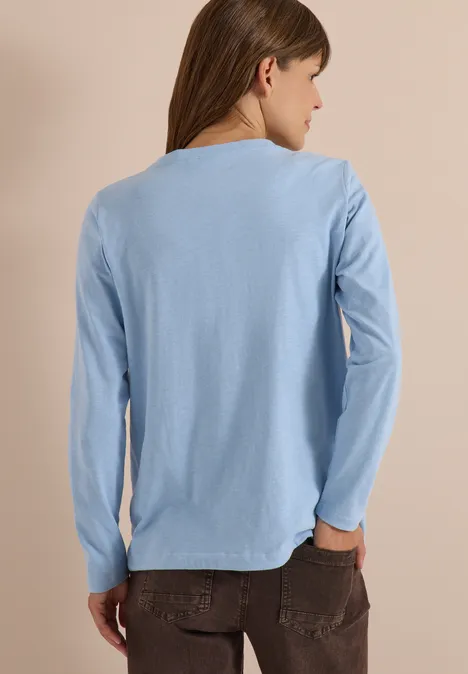 Vue de dos d’une personne portant un t-shirt bleu clair à manches longues.