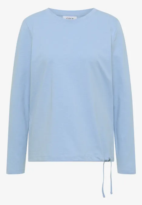 T-shirt à manches longues bleu clair avec encolure ronde et cordon de serrage sur le côté.