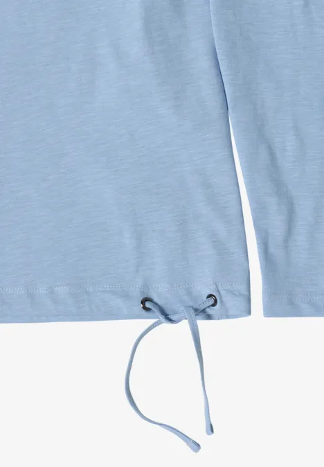 Top bleu clair avec cordon de serrage à l’ourlet