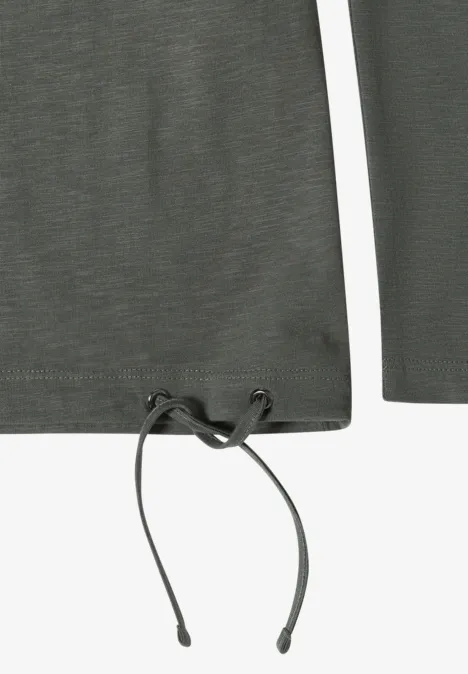T-shirt à manches longues vert foncé avec cordon de serrage ajustable en bas.