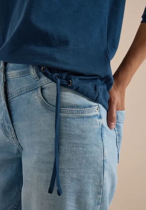 Langarm Shirt mit Rundhals und Tunnelzug moonlight blue Person trägt eine hellblaue Jeans mit Tunnelzug und blaues T-Shirt.