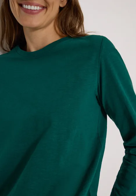 Langarm Shirt mit Rundhals und Tunnelzug dark fir green Nahaufnahme einer lächelnden Person im grünen Langarmshirt.