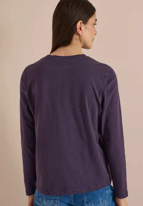 Langarm Shirt mit Rundhals und Tunnelzug lilac shadow Frau von hinten in langärmeligem, schlichtem lila Oberteil vor hellem Hintergrund.