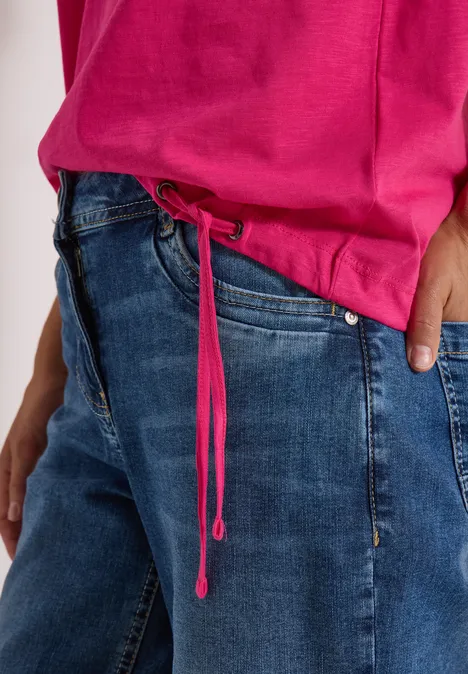 Langarm Shirt mit Rundhals und Tunnelzug pink flash Eine Person trägt ein pinkes Shirt mit Tunnelzug und blaue Jeans.