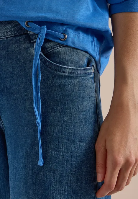 Langarm Shirt mit Rundhals und Tunnelzug north blue Nahaufnahme: Person trägt blaue Jeans und ein blaues Oberteil mit Kordelzug, Hand neben dem Körper.
