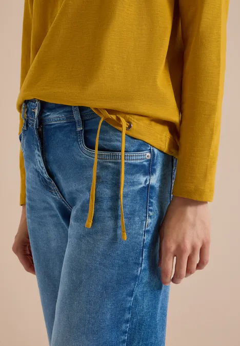 Langarm Shirt mit Rundhals und Tunnelzug golden honey Teilansicht einer Person mit gelbem Oberteil und blauen Jeans