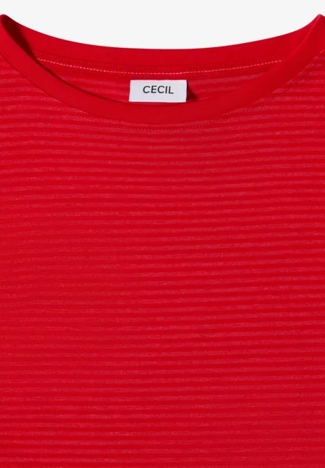 Haut féminin rouge à fines côtes, col rond, étiquette "CECIL" à l’encolure