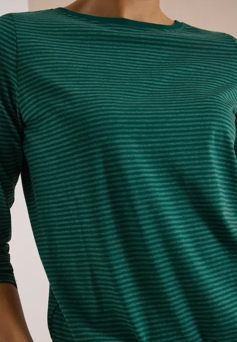 Langarm Shirt mit Boat Neck und Streifen dark fir green Oberkörper mit grün gestreiftem Dreiviertelarm-Shirt.