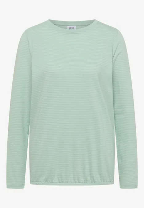 Langärmeliges, rundhalsiges T-Shirt in pastellgrün mit feinen weißen Streifen.