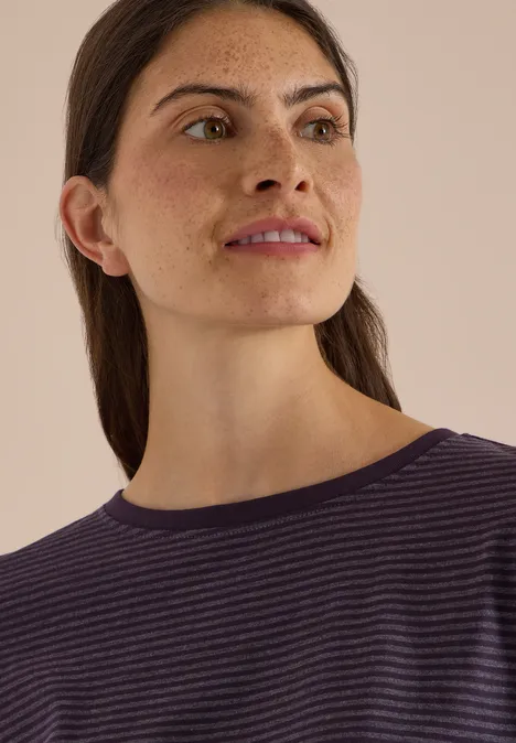 Langarm Shirt mit Boat Neck und Streifen lilac shadow Porträt einer Frau mit zurückgebundenem Haar und freckliger Haut in lila gestreiftem Shirt, Blick nach rechts.