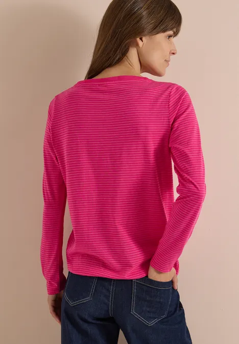 Langarm Shirt mit Boat Neck und Streifen pink flash Eine Frau trägt von hinten gesehen ein pinkes, gestreiftes Langarmshirt und Jeans.