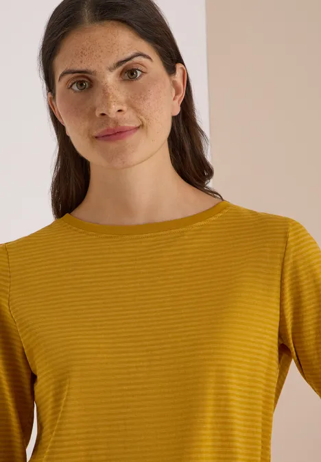 Langarm Shirt mit Boat Neck und Streifen golden honey Eine Frau mit langen dunklen Haaren in einem gelben, gestreiften Oberteil