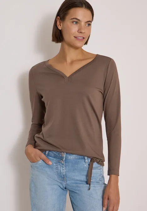 Shirt mit Split Neck im Tunika-Look urban taupe Eine Frau trägt ein braunes langärmeliges Shirt mit Bindeband und helle Jeans.