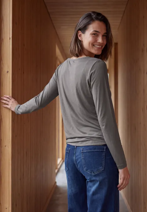 Shirt mit Split Neck im Tunika-Look storm grey Eine Frau in Jeans und grauem Langarmshirt steht im Holzflur und lächelt über die Schulter.