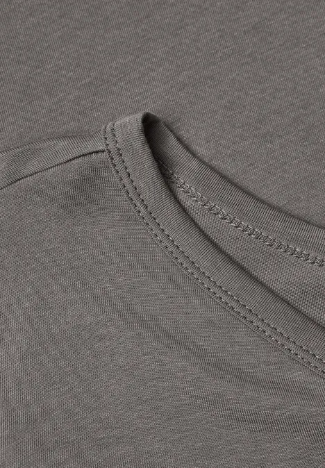 Shirt mit Split Neck im Tunika-Look storm grey Nahaufnahme eines grauen T-Shirt-Ausschnitts mit sichtbarer Doppelnaht und weicher Jersey-Qualität.