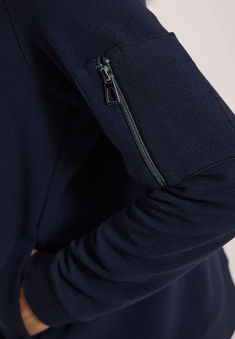 Ottoman Blouson in Unifarbe urban dark blue Dunkelblauer Pullover mit Reißverschlusstasche am Ärmel und seitlicher Eingriffstasche.