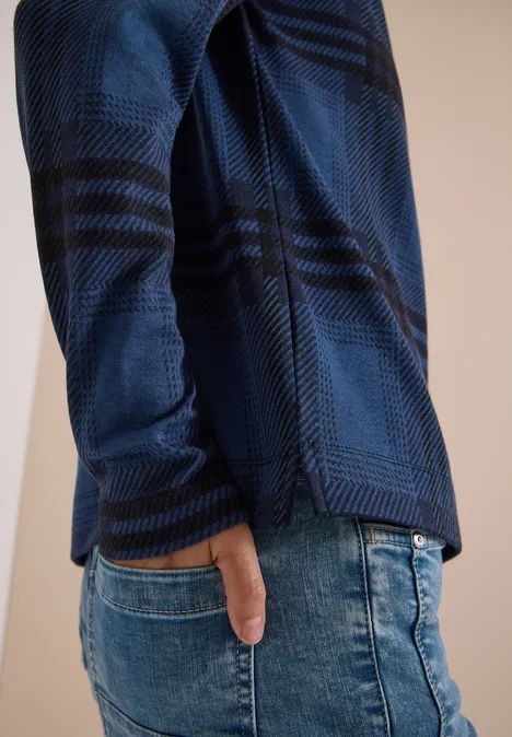Shirt met lange mouwen, trechterhals en patroon urban dark blue melange Seitliche Ansicht eines Oberkörpers mit blau kariertem Shirt und Jeans, Hand in Tasche.