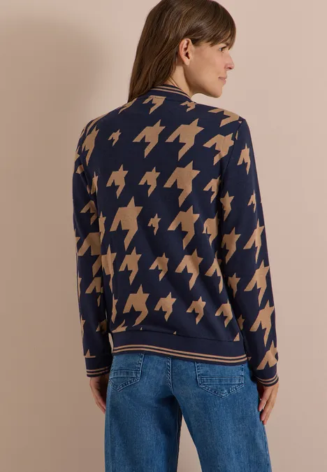 Leichter Blouson in Jacquard-Optik urban dark blue Frau von hinten in navy blauem Pullover mit beigem Hahnentrittmuster und blauer Jeans.