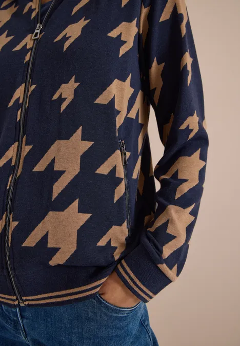 Leichter Blouson in Jacquard-Optik urban dark blue Dunkelblaue Strickjacke mit Reißverschluss, beigem Hahnentrittmuster, seitlichen Taschen und gestreiften Bündchen, zu Jeans.