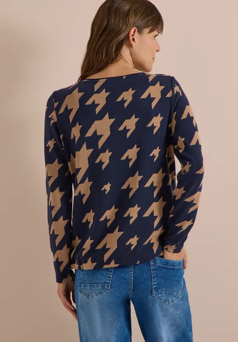 Shirt met lange mouwen, boothals en print urban dark blue Frau von hinten in dunkelblauem Langarmshirt mit beigefarbenem Hahnentrittmuster und blauen Jeans.