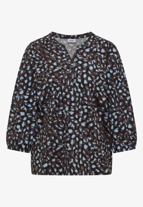 Blouse noire à motifs abstraits bleu et blanc, col en V et manches 3/4 bouffantes.
