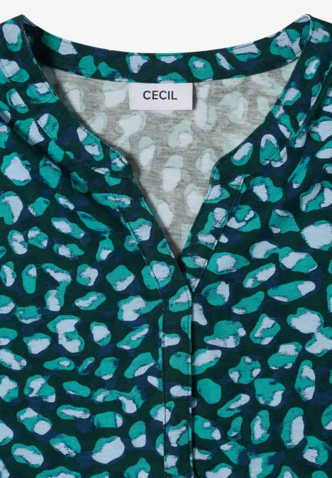Blouse verte à motif abstrait de taches turquoise et bleu clair, col en V.