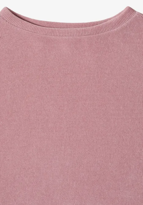 Rosa, schlichtes Strickoberteil mit Rundhalsausschnitt, flach liegend abgebildet.