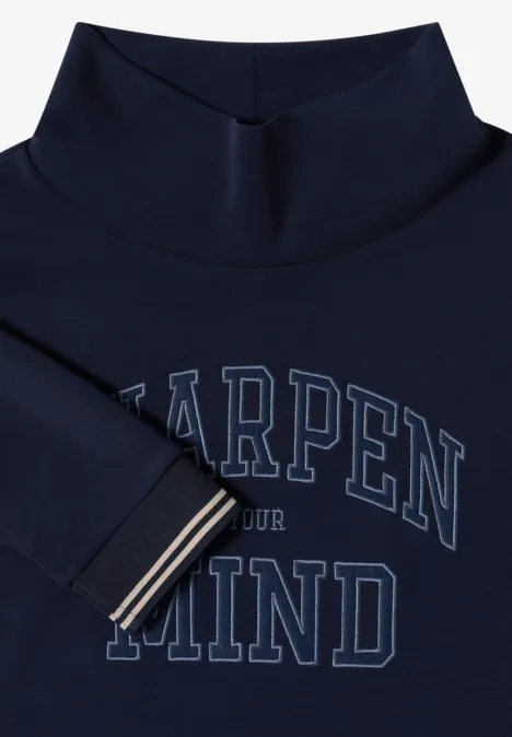 Koszulka z długim rękawem, stójką i napisem urban dark blue Granatowy sweter z golfem z napisem 'Sharpen Your Mind' i paskowanym mankietem.