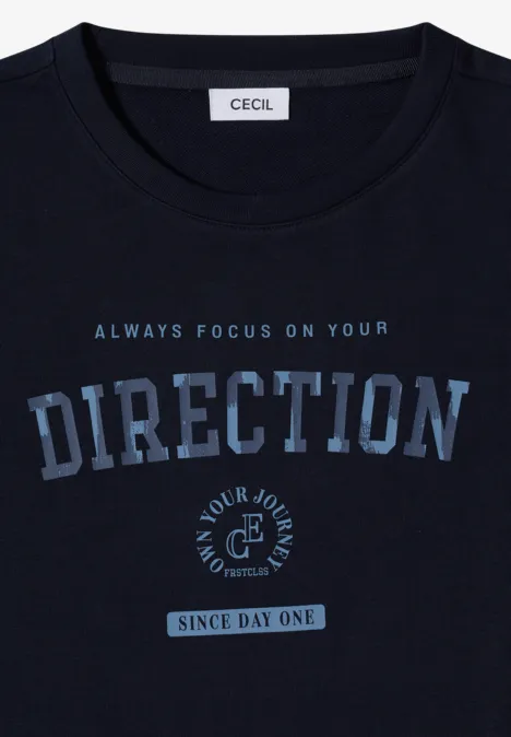 Granatowy T-shirt z nadrukiem 'Always Focus On Your Direction', kotwicą i napisem 'Since Day One'.