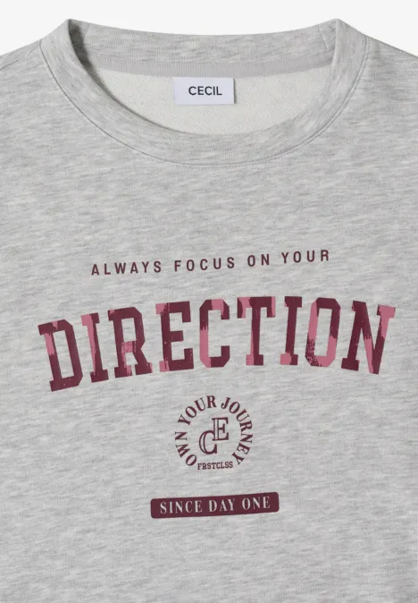 Szary tank top z napisem 'Always focus on your direction' i emblematem 'Your journey since day one'.