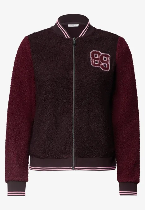 Bordeaux teddyvest met ritssluiting, lange mouwen en '89'-logo op de borst.