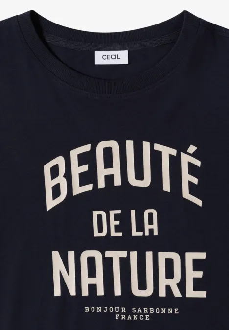T-shirt bleu marine avec l’inscription 'Beauté de la Nature' et l’étiquette CECIL dans le col.
