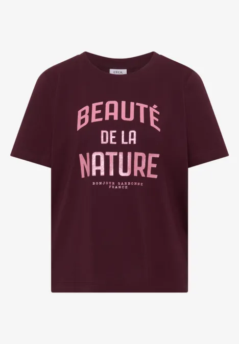 T-shirt bordeaux avec inscription rose et blanche 'Beauté de la Nature' sur le devant.