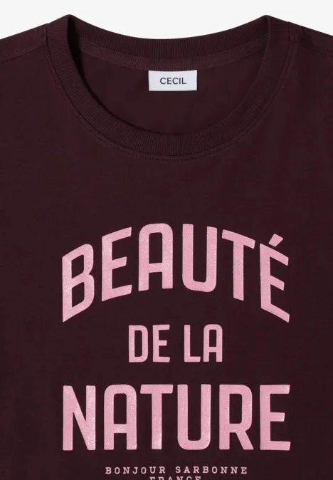 T-shirt bordeaux à col rond avec l'inscription rose 'BEAUTÉ DE LA NATURE'.