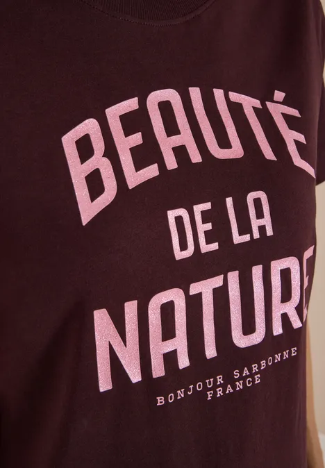 Un T-shirt rouge foncé avec l'inscription rose 'Beauté de la Nature' et 'Bonjour Sarronne France'.