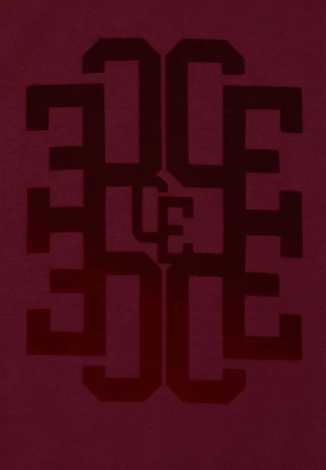 Abstrakcyjny, symetryczny wzór w ciemnym bordo, z lustrzanymi, kanciastymi kształtami.
