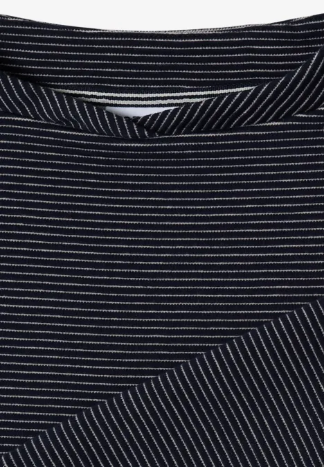 Ottoman Shirt im Two-Tone-Look urban dark blue Nahaufnahme eines dunkelblauen Shirts mit dünnen weißen Querstreifen und Rundhalsausschnitt.